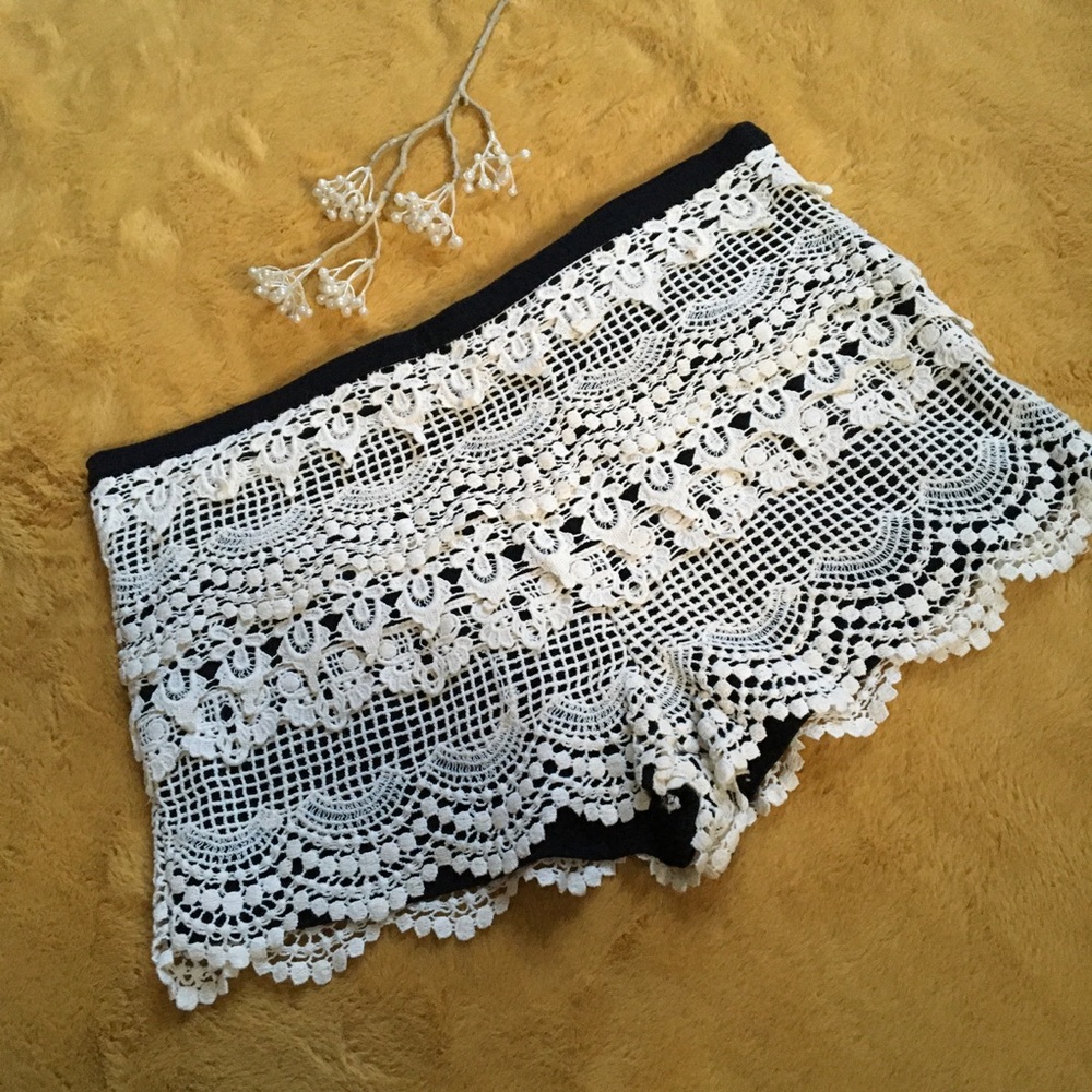 MIMI CHICA Cream Lace Shorts